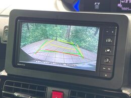 【バックカメラ】駐車時に後方がリアルタイム映像で確認できます。大型商業施設や立体駐車場での駐車時や、夜間のバック時に大活躍！運転スキルに関わらず、今や必須となった装備のひとつです！
