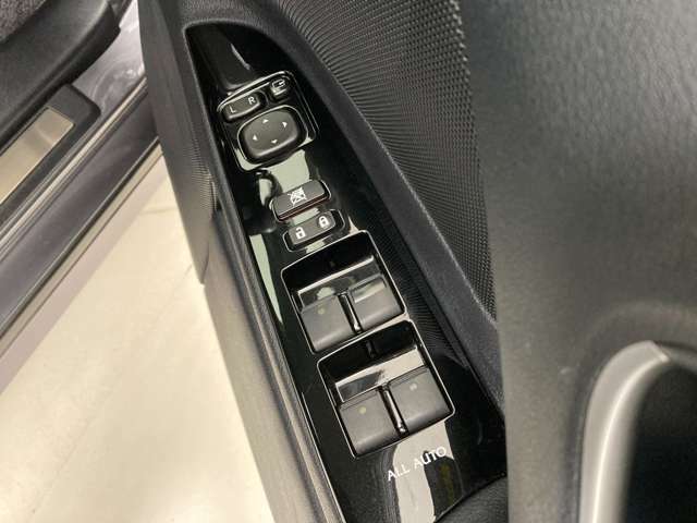 運転席パワーウィンドウスイッチ。すべてのドアの操作が可能で、4か所ともオートスイッチになっています。ドアミラーも電動で向きの調整・格納ができます。駐車した時など車内から操作ができて便利ですね。