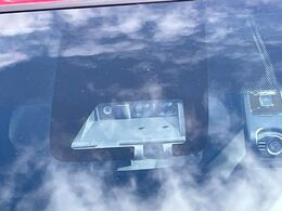 【プリクラッシュセーフティ】前方の車両等を検知し、衝突しそうな時は警報で注意を促し、ブレーキを踏む力をサポート。ブレーキを踏めなかった場合は衝突被害軽減ブレーキが作動、衝突回避をサポートします。