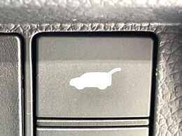 【パワーバックドア】スマートキーや運転席のボタンを押すだけでリアゲートが自動で開閉します！荷物を持っている時や、高い位置にあるバックドアを閉める際に便利な機能です♪