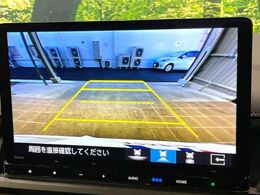 【バックカメラ】駐車時に後方がリアルタイム映像で確認できます。大型商業施設や立体駐車場での駐車時や、夜間のバック時に大活躍！運転スキルに関わらず、今や必須となった装備のひとつです！