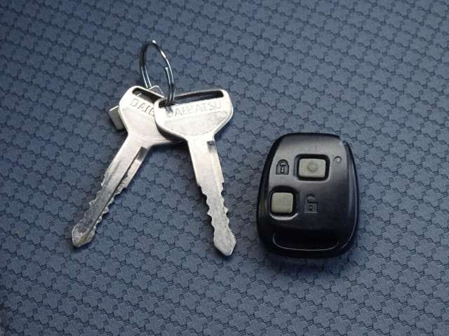 【キーレス】ボタン一つでドアの開閉が可能です！今となっては必須の装備です♪スペアキーもございます。