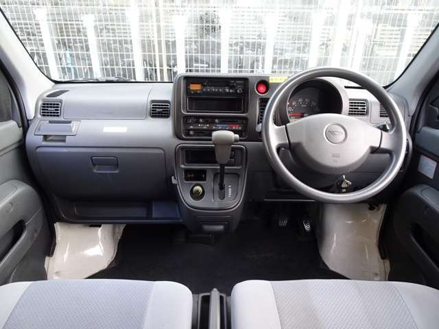 【インパネ周り】視界がよく運転しやすい設計となっております。インパネ周りもすっきりと洗練されたデザインで高級感が溢れています☆日々のドライブを飽きさせません♪