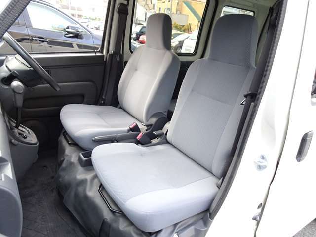【運転席＆助手席】汚れが目立ちにくく、優雅にドライブをお楽しみいただけます♪座り心地もバッチリです☆是非一度ご体感下さいませ！！