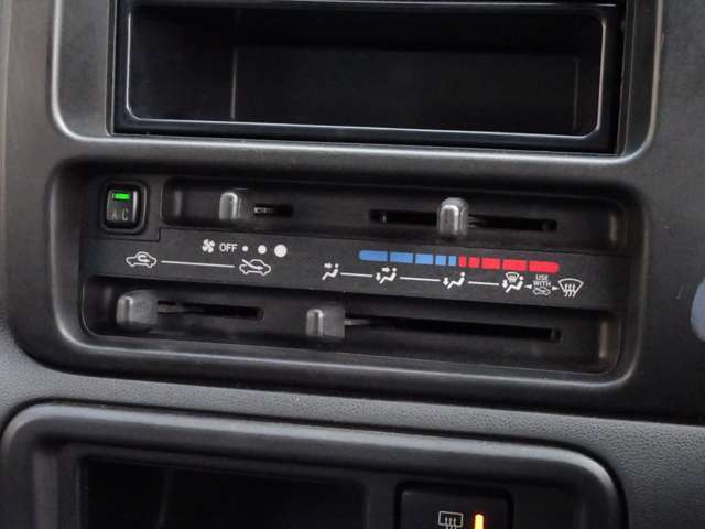 【マニュアルエアコン】直感的に操作ができるマニュアルエアコン装備車です♪快適な車内空間でドライブをお楽しみください。