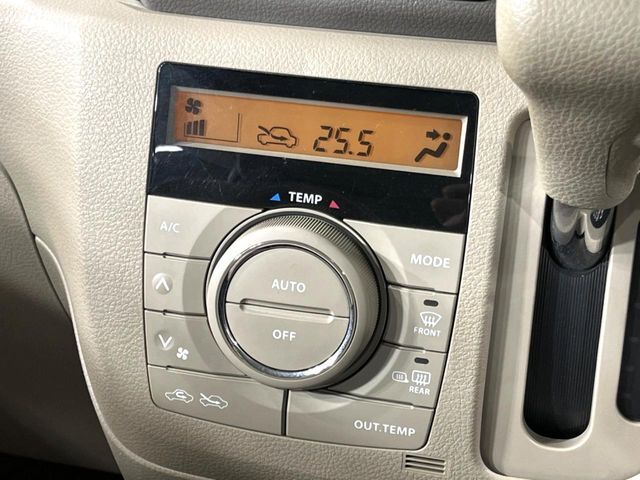 【オートエアコン】一度お好みの温度に設定すれば、車内の温度を検知し風量や温度を自動で調整。暑い…寒い…と何度もスイッチ操作をする必要はありません。快適な車内空間には必須の機能ですね♪