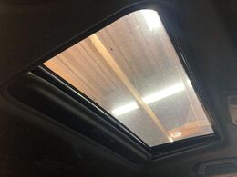 【サンルーフ】開放感たっぷりの希少装備、サンルーフが装着されています！車内に明かりを取り入れたり景色を楽しむ以外にも、車内の空気も簡単に換気できて快適です！