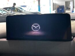 【メーカー純正ナビ】インテリアに溶け込むスタイリッシュな「専用設計」メーカーナビを装備♪視認性や操作性など基本性能にも優れ、より上質なカーライフをお楽しみいただけます。