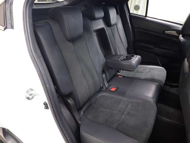 後席です！厚めの座席は背もたれに体重をかけても程よい弾性を維持してくれます