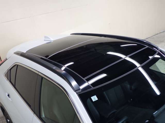 スタイリッシュな電動パノラマサンルーフ。フロント側には電動で開閉するガラスを装備。リヤ側のガラスと合わせて、2枚のガラスで車内に開放感をもたらします。また、フロントとリヤにシェードを装備しました。