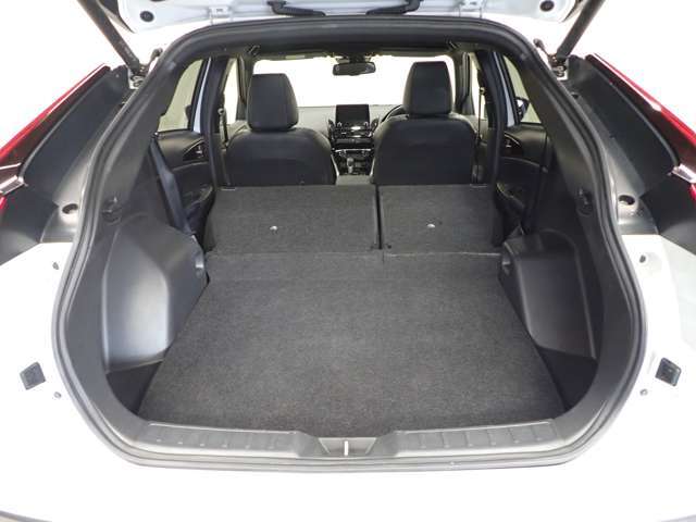 後席シートを前に倒すとこんなに広々！大きな荷物がある場合や、荷物が多くなった時でも安心して詰め込めますね！