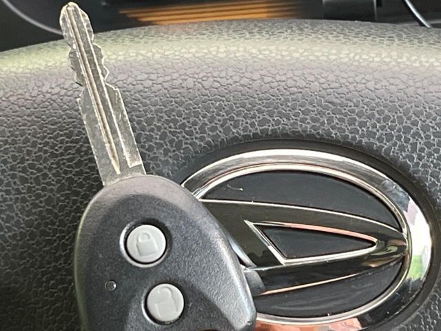 【キーレス】少し離れた場所からでもボタン一つでドアの開錠・施錠ができるのでとっても便利！ドアの鍵穴周りに傷をつけることもありません♪