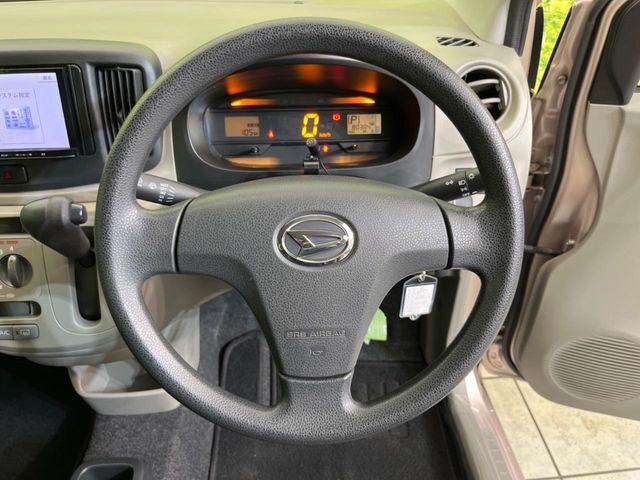インテリアに合わせたデザインのステアリングは、運転される方のことも考え、運転しやすい形状、大きさです。是非一度、実際に触ってお確かめください。