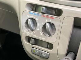 寒い冬も暑い夏も全席に快適な空調を届けてくれる、ダイヤル式エアコンを装備♪