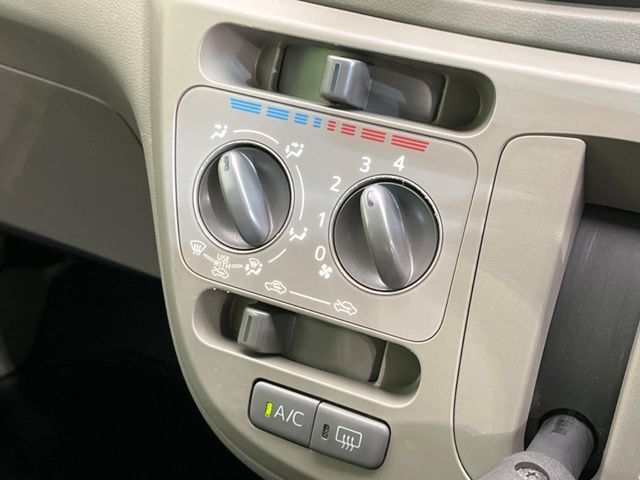 寒い冬も暑い夏も全席に快適な空調を届けてくれる、ダイヤル式エアコンを装備♪