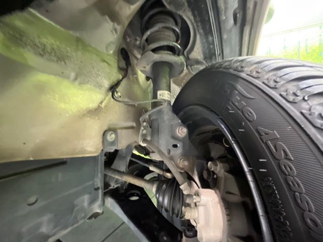 お車を安心してお乗りいただく為には、足回りの定期点検が欠かせません。サービスサポート（有償保証）では無料点検もご提供しており、安心のカーライフをお過ごしいただけるサポート体制が整っています。