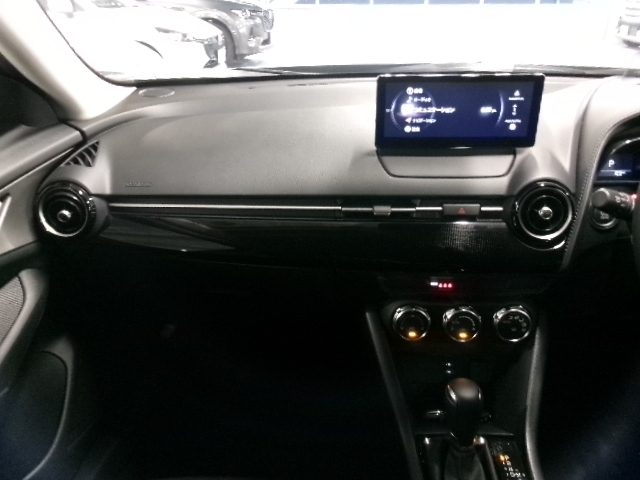 横方向にすっきりと広がるダッシュボードが運転席との造形的なつながりを表現し、助手席のパートナーへ心地よい開放感と安心感を演出しています♪