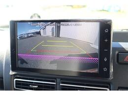 バックモニター付ですので、車庫入れも駐車もラクラクです。