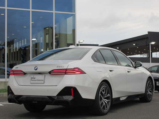 名鉄AUTOオリジナルコーティングMコートをはじめウインドフィルム施工、ドライブレコーダー取付、BMWパフォーマンスアクセサリーなど各種承ります。