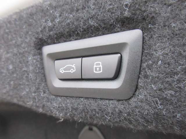電動リアゲート装備。バンパー下でのキックオープン＆クローズ機能も装備です。