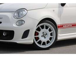 アバルト500　入庫しました！　5速ミッション　スロットルコントローラー　Bluetooth接続可能　ETC　OZ17インチアルミホイール　シートローダウン　お気軽にお問い合わせください！