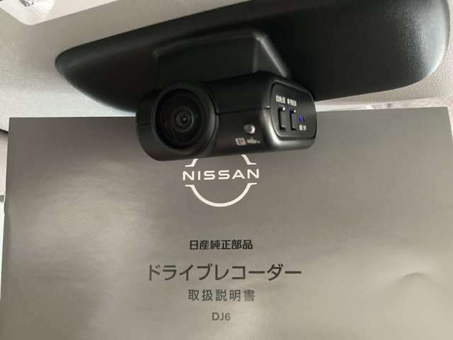 日産オリジナルドライブレコーダーです。車室内カメラによる車内および車側面の撮影記録が駐車時の安心をたかめます。