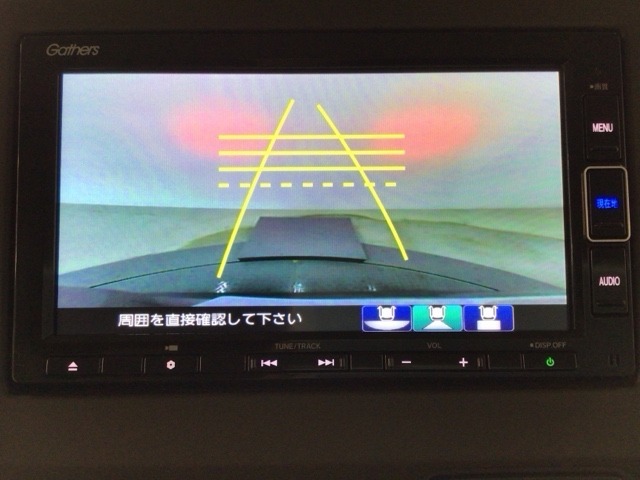 【バックカメラ】運転が苦手な方も車庫入れラクラクです！ギアをリバースに入れれば自動的に切り換わりますので、面倒な操作は不要です♪狭い駐車場もお車を傷つけず安心ですね！
