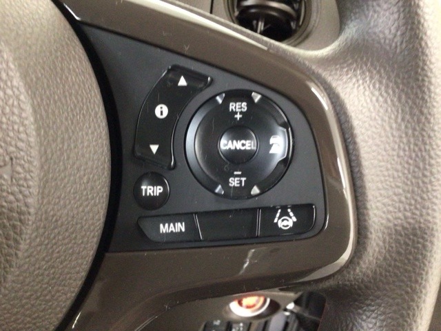 【アダプティブ・クルーズ・コントロール】予め設定した車速内でクルマが自動的に加減速。 前走車との適切な車間距離を維持しながら追従走行し、高速道路でのドライバーの疲労を軽減してくれる嬉しい機能付♪