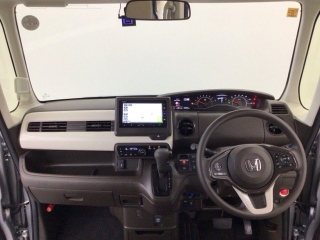 【前方視界】開放的な前方視界！運転がしやすく疲れにくいです♪窓が大きく、見通しがとっても良いおクルマですよ♪