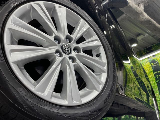 【純正18インチアルミホイール】外観にマッチした純正アルミホイールを装着しております。各種社外アルミホイールや、スタッドレスタイヤも取扱いしております。是非ご相談ください♪