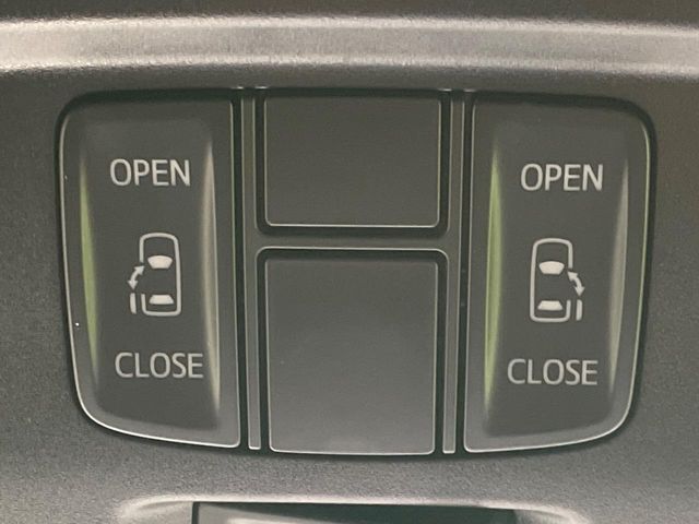 【両側パワースライドドア】スマートキーや運転席のスイッチで後席両側スライドドアの開閉が可能♪電動だから力を入れてドアを開ける必要が無く、小さなお子様でも簡単に開け閉めでき快適です♪