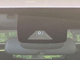 【トヨタセーフティセンス】走行中に前方の車両等を認識し、衝突しそうな時は警報とブレーキで衝突回避と被害軽減をアシスト。より安全にドライブをお楽しみいただけます。