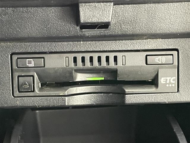 【ETC】有料道路の乗り降り時に停車することなくスマートに乗り入れが可能になったり、割引を受けることができる嬉しい装備です。