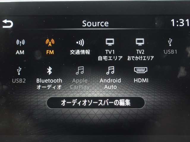 USBタイプA・タイプC・HDMI接続が可能です。Apple CarPlayやAndroid Auto連携機能もあります。携帯電話のワイヤレス充電にも対応。