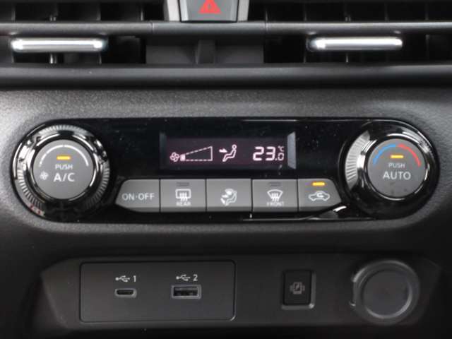 オートエアコンですので、車内を快適な空間に出来ます♪