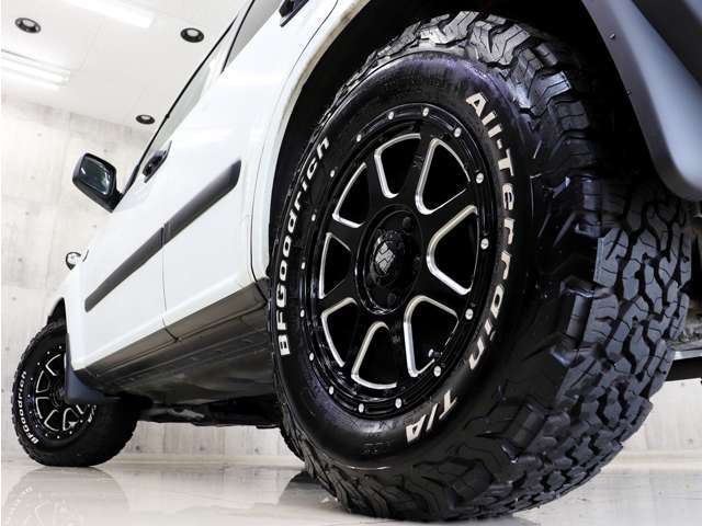 新品社外アルミホイールに新品BFグッドリッチオールテレーンホワイトレタータイヤを装着しアクティブな雰囲気に仕上がりました。