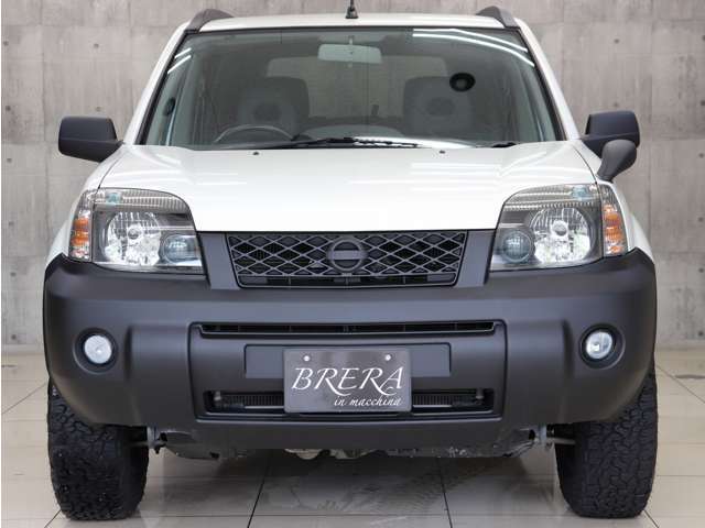 フロントビューは純正ホワイトパールカラーとマットブラックで塗り分け、オシャレなフロントビューに仕上がっております。