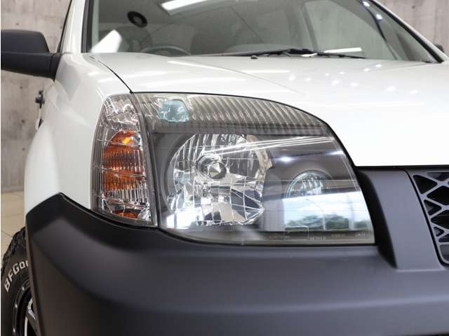 ヘッドライトのインナー部分もブラックにペイント済みで、引き締まった印象を与えてくれます。ヘッドライトレンズ部分も黄ばみや曇り等無く大変キレイな状態を保っております。