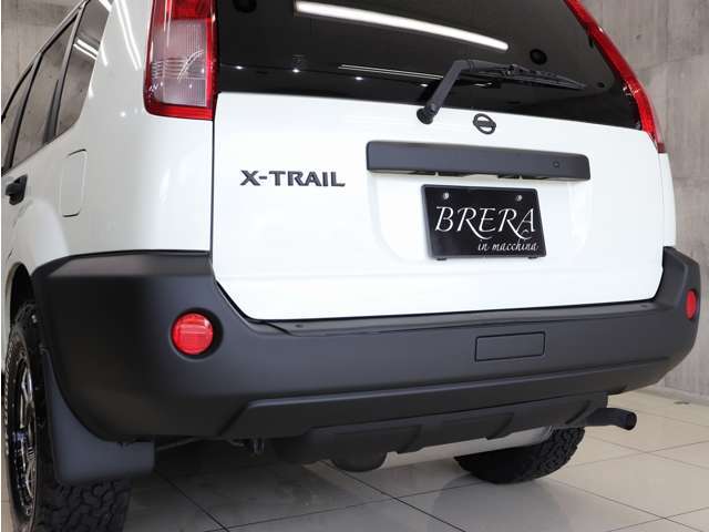 リアバンパーや各種エンブレムもマットブラックに塗り分けペイントを施しています。