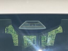 【スズキ　セーフティサポート】走行中に前方の車両等を認識し、衝突しそうな時は警報とブレーキで衝突回避と被害軽減をアシスト。より安全にドライブをお楽しみいただけます。