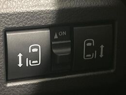 【両側パワースライドドア】スマートキーや運転席のスイッチで後席両側スライドドアの開閉が可能♪電動だから力を入れてドアを開ける必要が無く、小さなお子様でも簡単に開け閉めでき快適です♪