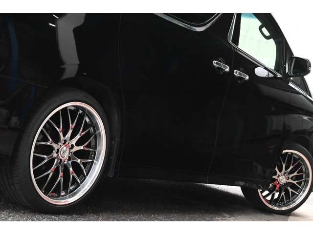 【社外21インチアルミ】社外アルミで周囲の純正車と一段差が付きます！おしゃれは足元から！かっこよく仕上がっております☆