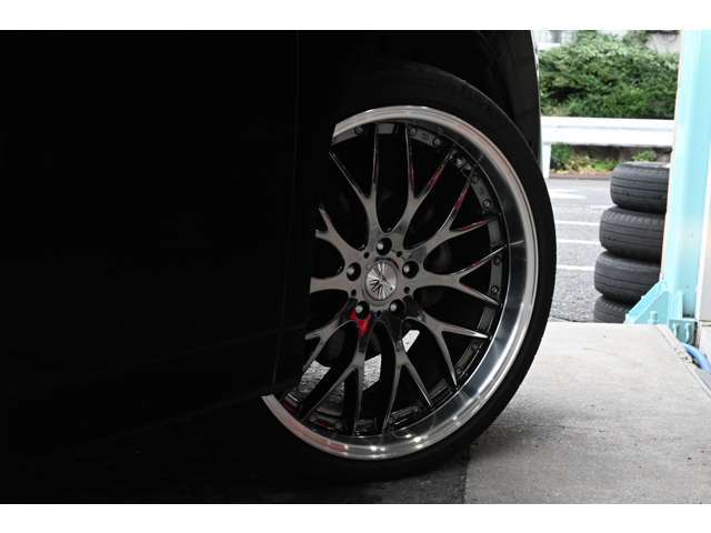 【社外21インチアルミ】社外アルミで周囲の純正車と一段差が付きます！おしゃれは足元から！かっこよく仕上がっております☆