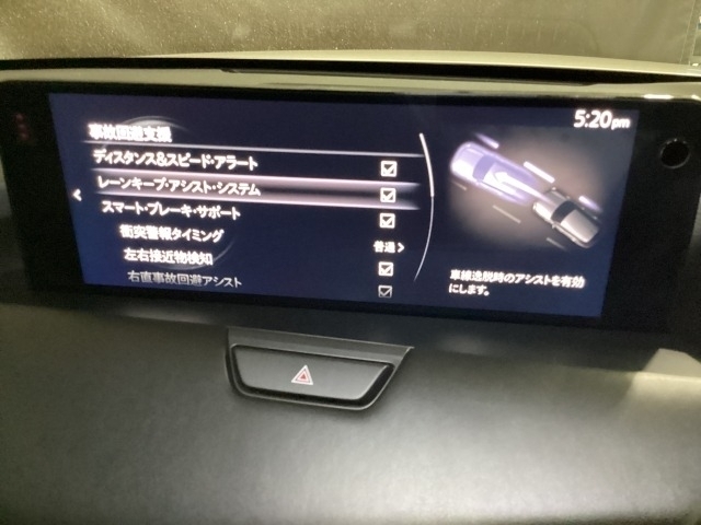 ハンドル操作をアシストすることにより車線からの逸脱回避を支援します。