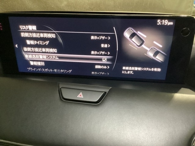 車線から逸れないようステアリングをアシスト♪車両が車線を踏み越えそうであると判断すると、ステアリングの振動・ビープ音により警告。ドライバーの素早い回避操作をサポート致します。