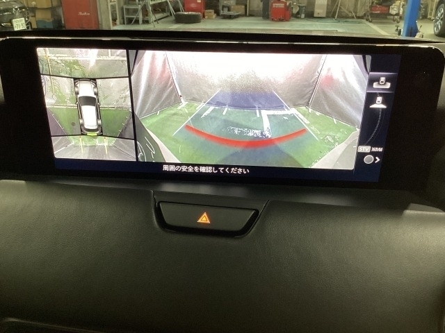 狭い場所での駐車やすれ違いなどでより的確な運転操作に役立つ360°ビューモニターが装備されています。