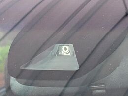 【ホンダセンシング】走行中に前方の車両等を認識し、衝突しそうな時は警報とブレーキで衝突回避と被害軽減をアシスト。より安全にドライブをお楽しみいただけます。