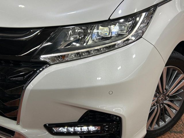 【LEDヘッドライト】悪天候や夜間走行時も良好な視界を確保し安心して運転できる高輝度LEDヘッドライトを装備！点灯速度が早く、消費電力も抑えられています。