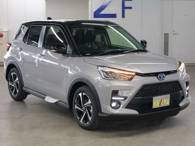 雨が降ってもゆったりと車選びができる全天候型立体展示場！エスカレーター完備！