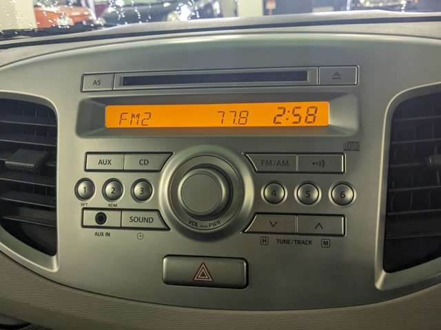 【純正オーディオ】　こちらのお車は純正のCDデッキがついてます！音楽を聴いて楽しいドライブはいかがでしょうか？
